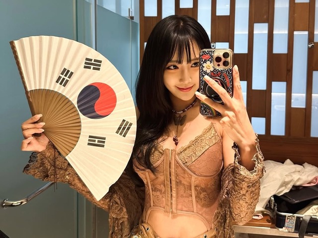 華奢なプロポーションに釘付け！韓国レーシングモデル、季節外れのスイムウェア姿に「魅力的」の声【PHOTO】