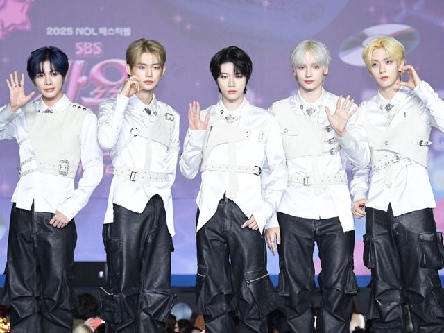 「絆が尊い…」TXT、ヨンジュンのソロデビューを応援！メンバー愛あふれる写真が話題に【PHOTO】