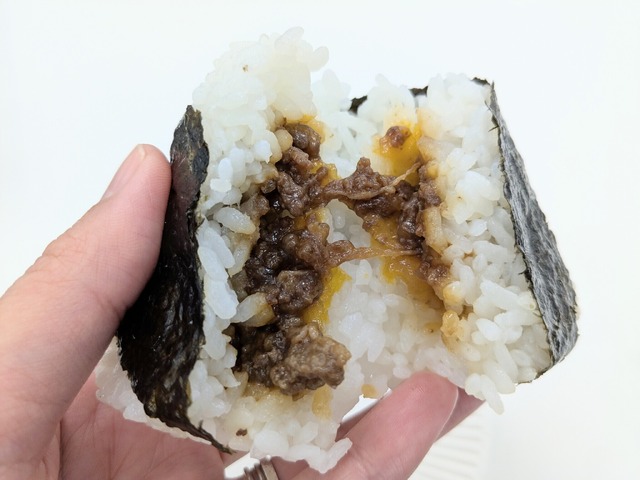 ぼんご監修 ごちむすび 牛そぼろと卵黄ソース＠撮影：渡邉