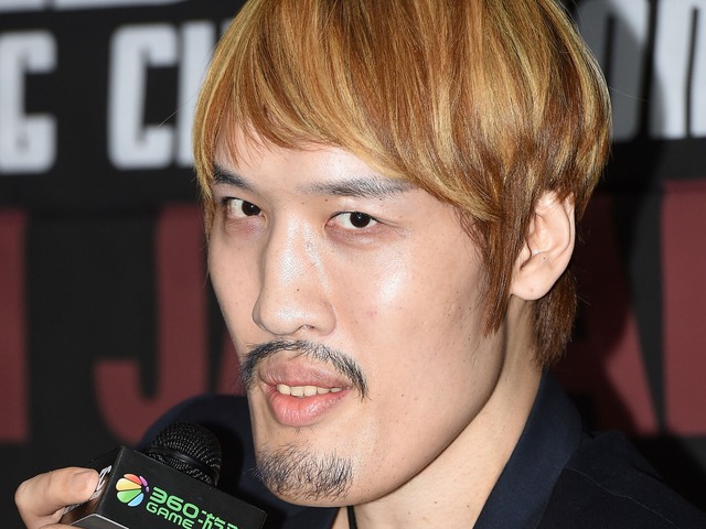 巨人チェ・ホンマン、10歳年下で女優似の“想い人”ついに公開？「トンク～♡」と“惚気姿”も