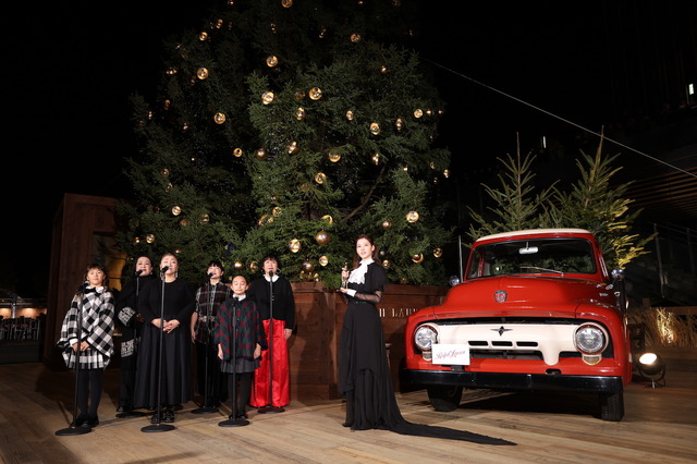 ラルフ ローレン 東京ミッドタウン ツリー点灯式に登場したSANA（TWICE）綿引京子ゴスペルチーム