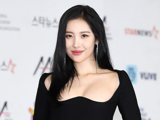 目のやりどころに困る…元祖“びしょ濡れフェスの女神”ソンミ、穴あきトップス＆網タイツ姿【PHOTO】