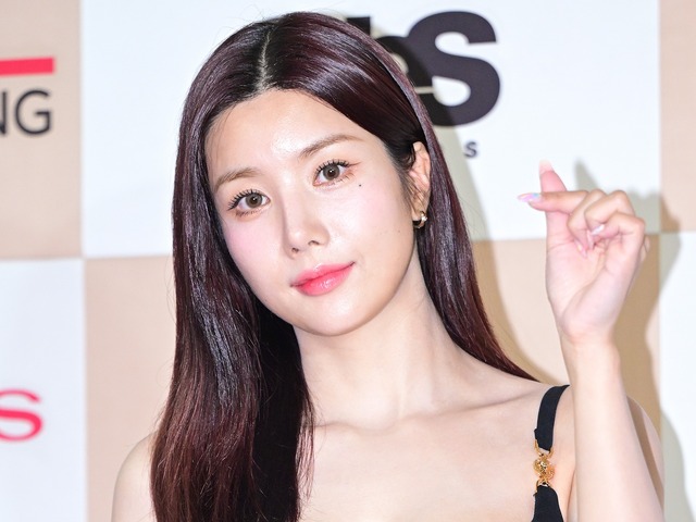 “びしょ濡れフェスの女神”クォン・ウンビ、ミニキャミ衣装で大胆魅了…艶やかボディに視線集中【PHOTO】