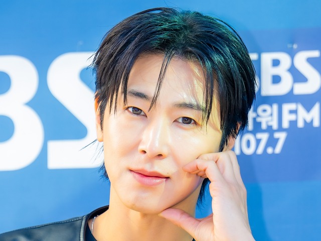 東方神起・ユンホ、洗練された黒レザージャケットルックを披露！ラジオ番組の収録に登場【独自写真】