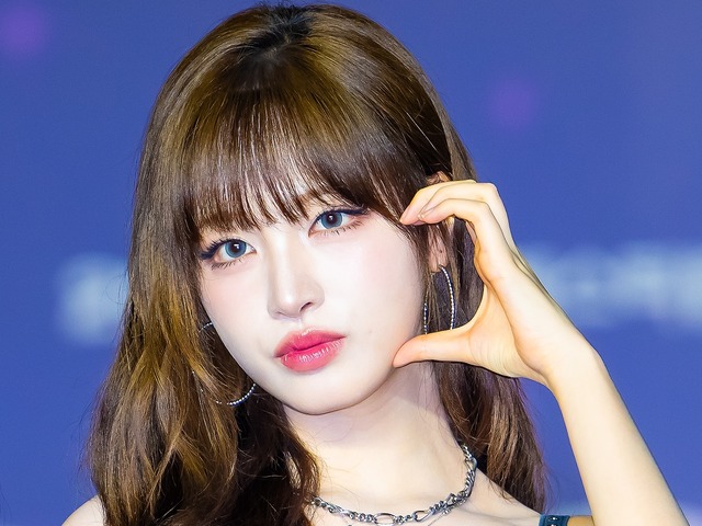 IVE・リズ、海辺で見せたスイムウェアSHOTにファン悶絶「ありえんくらい可愛い」【PHOTO】