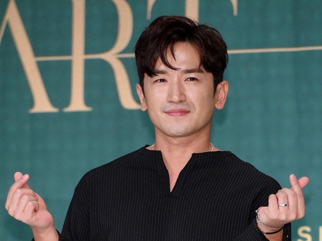 韓国アイドル、臨月の妻がいるのに喫煙…幼い娘もタバコをおもちゃと勘違いし殺伐とした雰囲気に