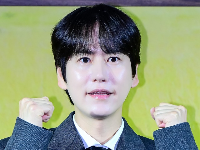 SUPER JUNIOR・キュヒョン、キリンとキス!?スローモーションで映された姿に「嫌悪感」