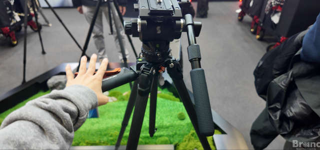 三脚の実機に触れるゆりこさん