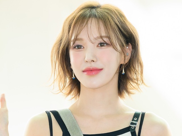 肩まで浮き出た“美鎖骨”にクギ付け…Red Velvet・ウェンディ、無防備キャミ衣装でオーラ全開【PHOTO】