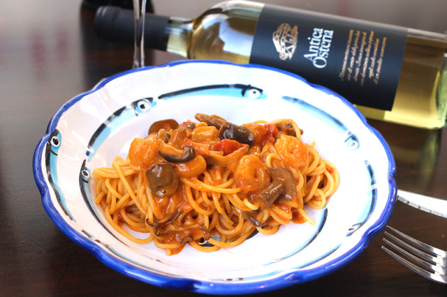 ＜海老とマッシュルームのトマトクリーム オマール海老のビスク仕立て＞単品：907円