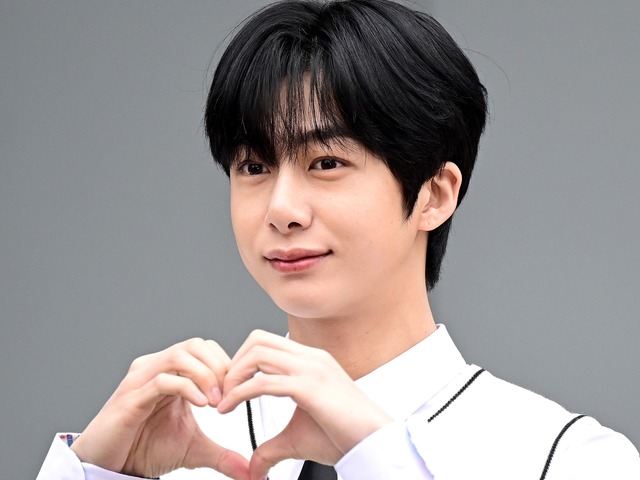 MONSTA X・ヒョンウォン、甘すぎるビジュで話題…ピンクカーデのオフショットにファン悶絶【PHOTO】