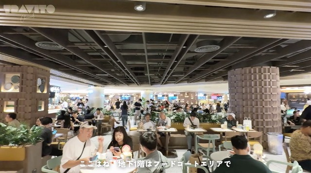 地下一階のフードコート© TRAVITO CHANNEL