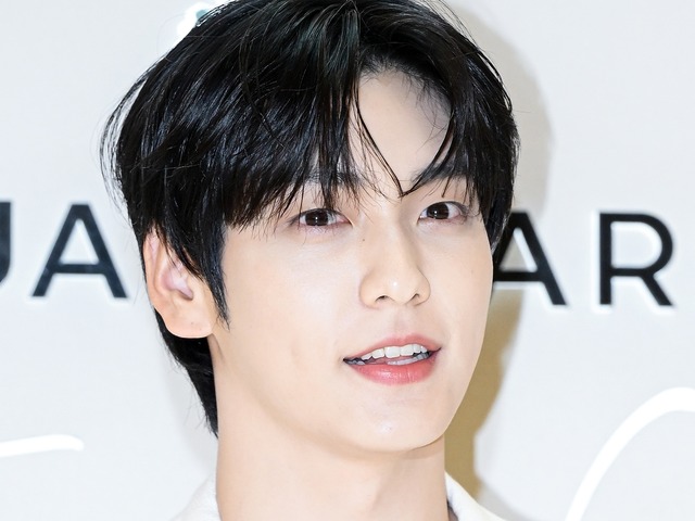TXT・スビン、日本の“人気アイス”を片手に夜の街に出没！オフショットに反響「メロオッパすぎ」【PHOTO】