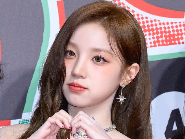 アイドルらしからぬ“大胆露出”… i-dle・ウギ、みぞおちまで開いたドレス姿にファン騒然「気絶する」【PHOTO】