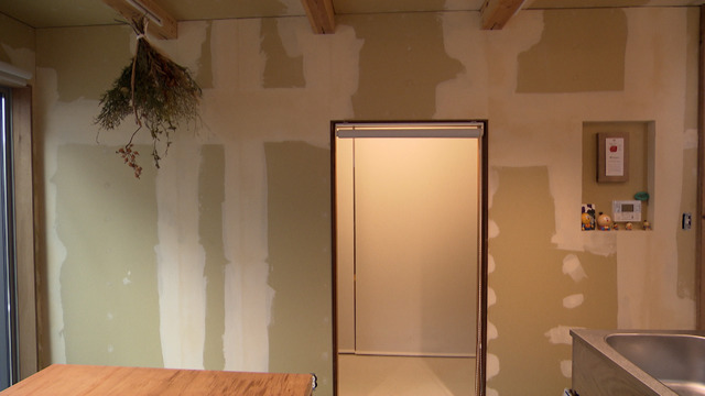 キッチンの壁もあえて「ラフ仕上げ」に©ＭＢＳ