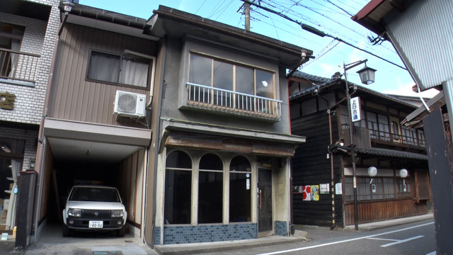 購入した空き家は築６５年の元美容室©ＭＢＳ