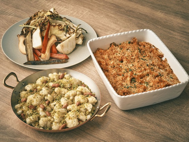 ちりめんキャベツ、カブ、ごぼう、エリンギ、ニンジンのロースト（奥）クリーミーベイクドパスタ パスタアルフォルノ（右）／カリフラワーと落花生のスパイスパン粉焼き（手前）