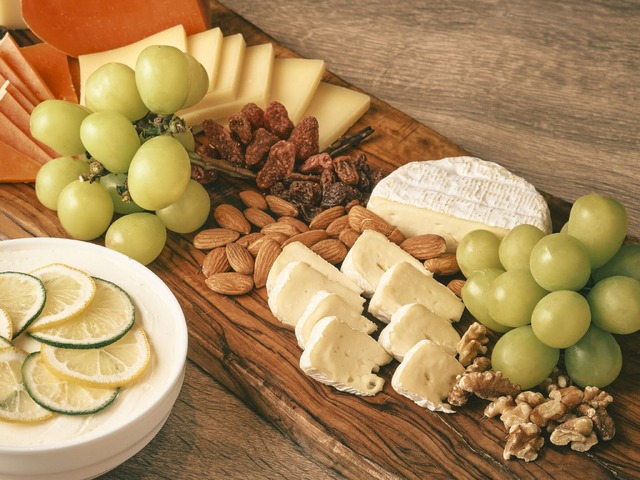 チーズセレクション：シトラスクリームチーズ（手前左）・カマンベールチーズ（手前中央）・グリュイエールチーズ（奥）・ミモレットチーズ（奥左）／ナッツ／ドライフルーツ