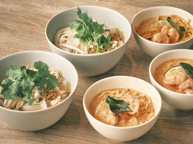 ヌードルステーション：ラクサ・ベタウィ（ディナータイム限定 右）／チキンフォー（ランチタイム限定 左）