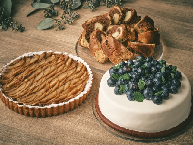 林檎とシナモンピーカンナッツのタルト（左）／マーブルパウンドケーキ（奥）／ブルーベリームース（手前右）