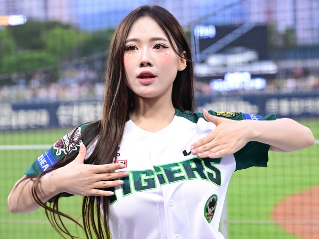 現役女子高生と見間違える可愛さ…韓国チアガールのミニスカ制服SHOTに絶賛相次ぐ「魅力的！」【PHOTO】