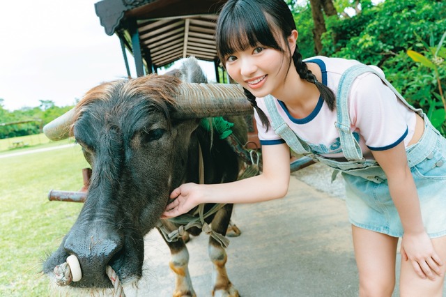 蒔埜さんからのリクエストで、水牛と触れ合い体験をエンジョイ。撮影／U-YA　©︎光文社