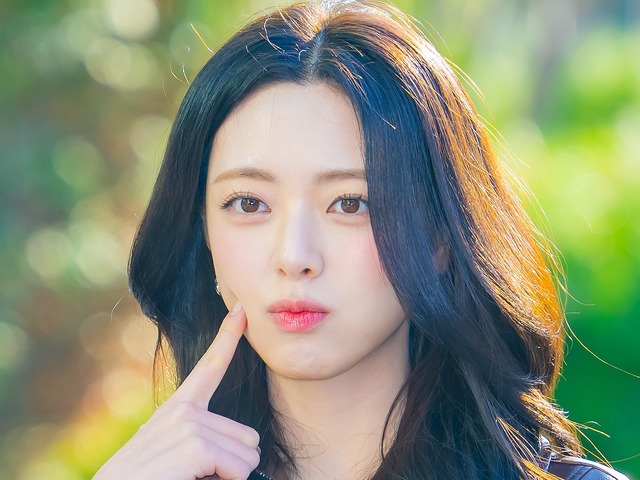 「品川駅に女神降臨…」ITZY・ユナ、来日ショットが話題！ミニ丈からのぞく“くびれウエスト”に釘付け【PHOTO】