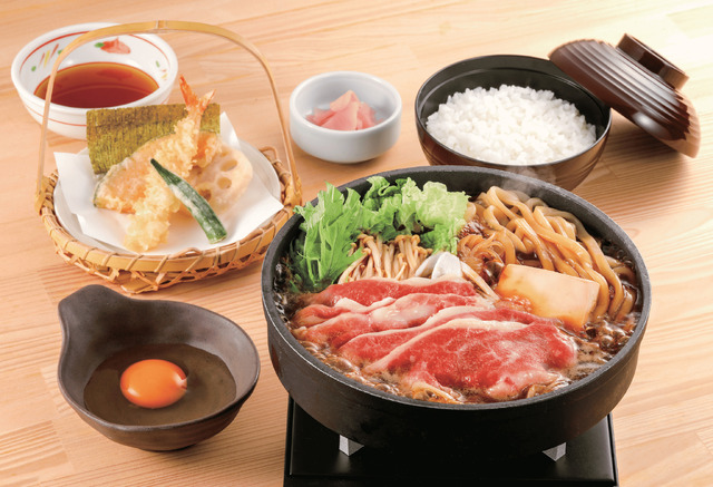 黒毛和牛の牛すきうどん鍋定食　～海老天ぷら盛り合わせ付～　特別価格（税込2,748円）
