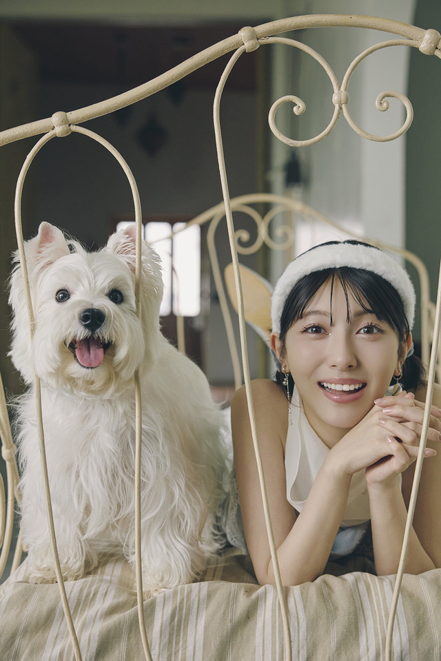 『浜辺美波カレンダー2026.04－2027.03』（C）KADOKAWA