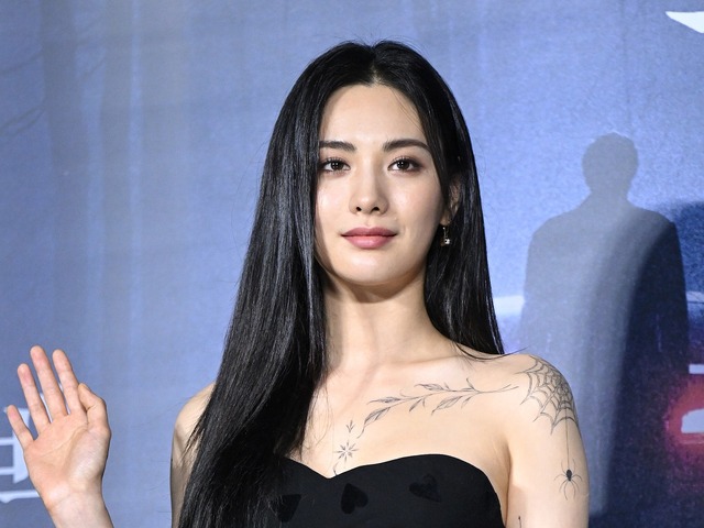 体中のタトゥーを「バカみたい」と後悔し除去したナナ、ランジェリー姿で“ありのままの素肌”を公開【PHOTO】