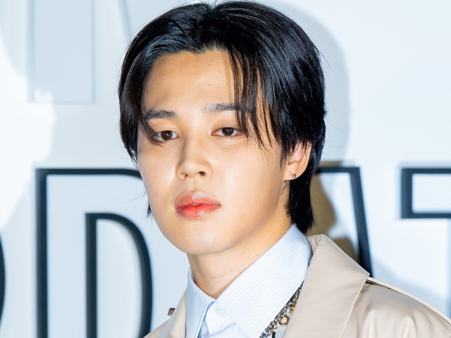 BTS・JIMIN、白スーツで魅せる成熟した色気…“彫刻級フェイスライン”にため息【PHOTO】