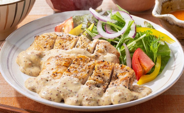 炭火焼きチキンのマスタードクリームソース　定食価格：1,320円（税込）