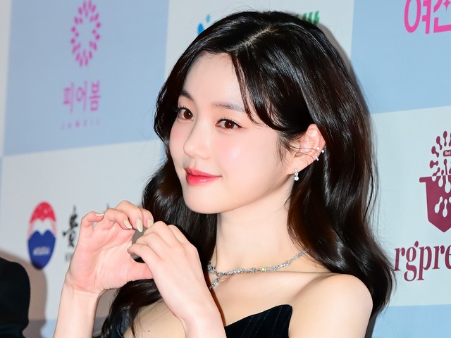 BTS・JUNG KOOKとの熱愛説を否定した女優、“肩出しドレス”…お人形のような美貌で話題に【PHOTO】