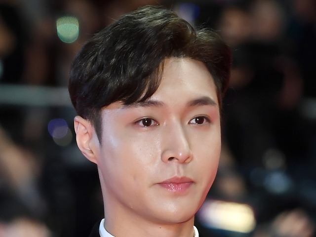 再始動したばかりなのに…EXO・レイ、ファンミーティング当日に不参加を発表「不可避の事情」