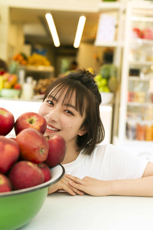 藤﨑ゆみあファースト写真集「FUJISAKI YUMIA」（東京ニュース通信社刊）