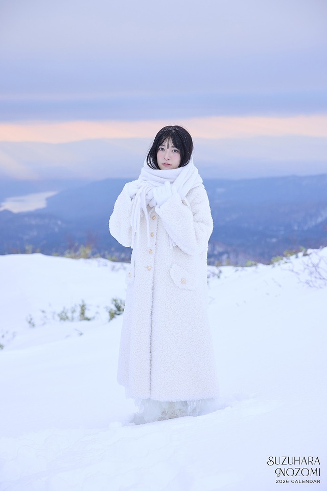 「鈴原希実 2026 カレンダーブック」（C)KADOKAWA