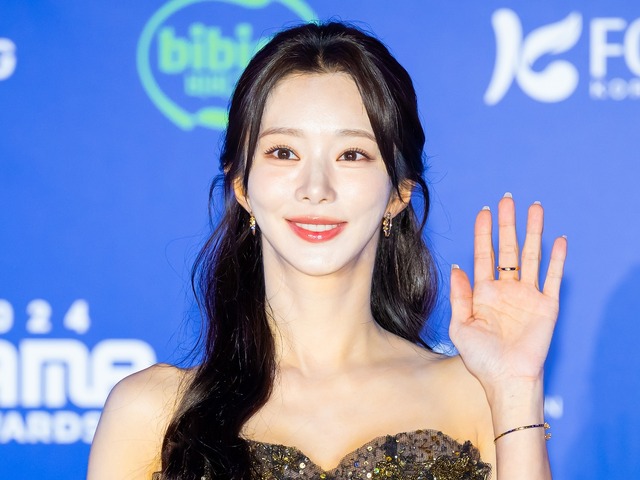 引き締まった美スタイル…『涙の女王』イ・ジュビン、ゼブラ柄のスイムウェア姿でも清楚な雰囲気【PHOTO】