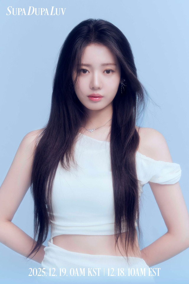 BABYMONSTER「SUPA DUPA LUV」ティーザーポスター公開！第1弾はAHYEON＆RORA