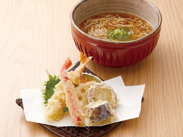 本ズワイガニと海老の天ぷらそば（海老1尾）　1,520円（税込）