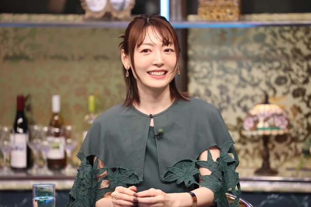花澤香菜『酒のツマミになる話 最終回だから未公開トーク全部出しますSP』（C）フジテレビ