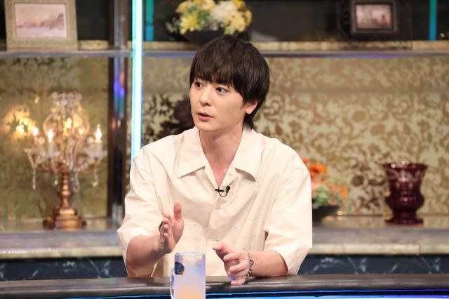 犬飼貴丈『酒のツマミになる話 最終回だから未公開トーク全部出しますSP』（C）フジテレビ