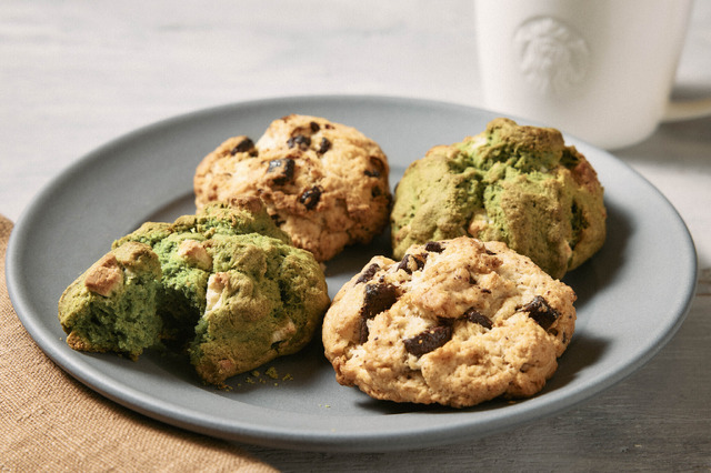 『チョコレートチャンクスコーン』＜テイクアウト＞ ¥275＜店内利用＞ ¥280『抹茶&ホワイトチョコスコーン』＜テイクアウト＞ ¥285　＜店内利用 ¥290