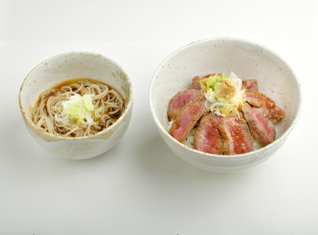 牛ステーキ丼 900円