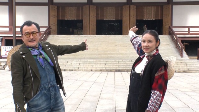 左から）吉田鋼太郎、吉田羊『バナナマンのせっかくグルメ!!年末SP』（C）TBS