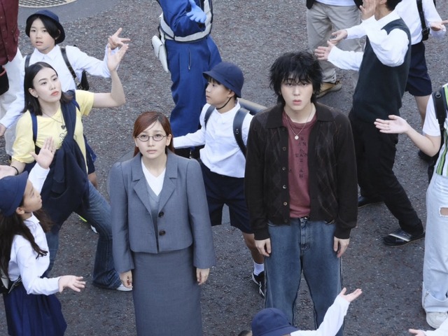 YOASOBI・ikura（Lilas）＆歌手ZICO、コラボ曲のリリックビデオ公開！日韓をつなぐ歌詞に注目