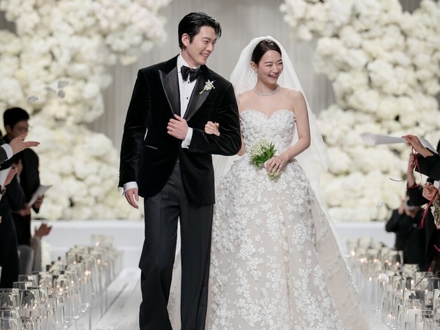 招待状に続きメニュー表まで“手描き”!?　シン・ミナ♡キム・ウビン、真心あふれる結婚式に称賛の声「さすが…」