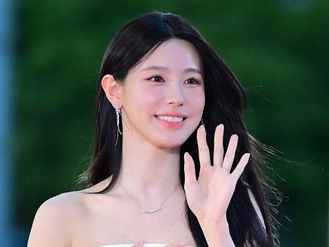 “ほぼ紐ドレス”で話題を集めたミヨン、背中全開バックレス衣装で大胆肌見せ「息できない」【PHOTO】