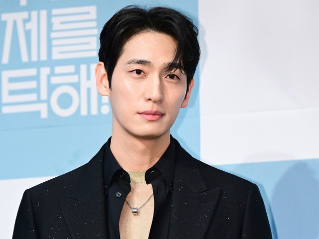 “電撃結婚”が話題を集めた俳優ユン・バク、結婚から2年で第1子誕生へ「新しい命を迎える」