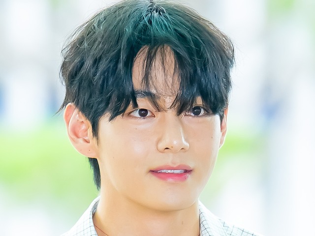 BTS・Vの誕生日サポートが“規格外”！事務所周辺が祝福ムード一色に…巨大ツリー＆ラッピングバスまで登場