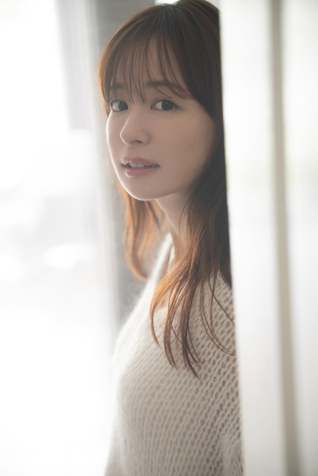 皆藤愛子 写真集『grazing』撮影：根本好伸（C）小学館